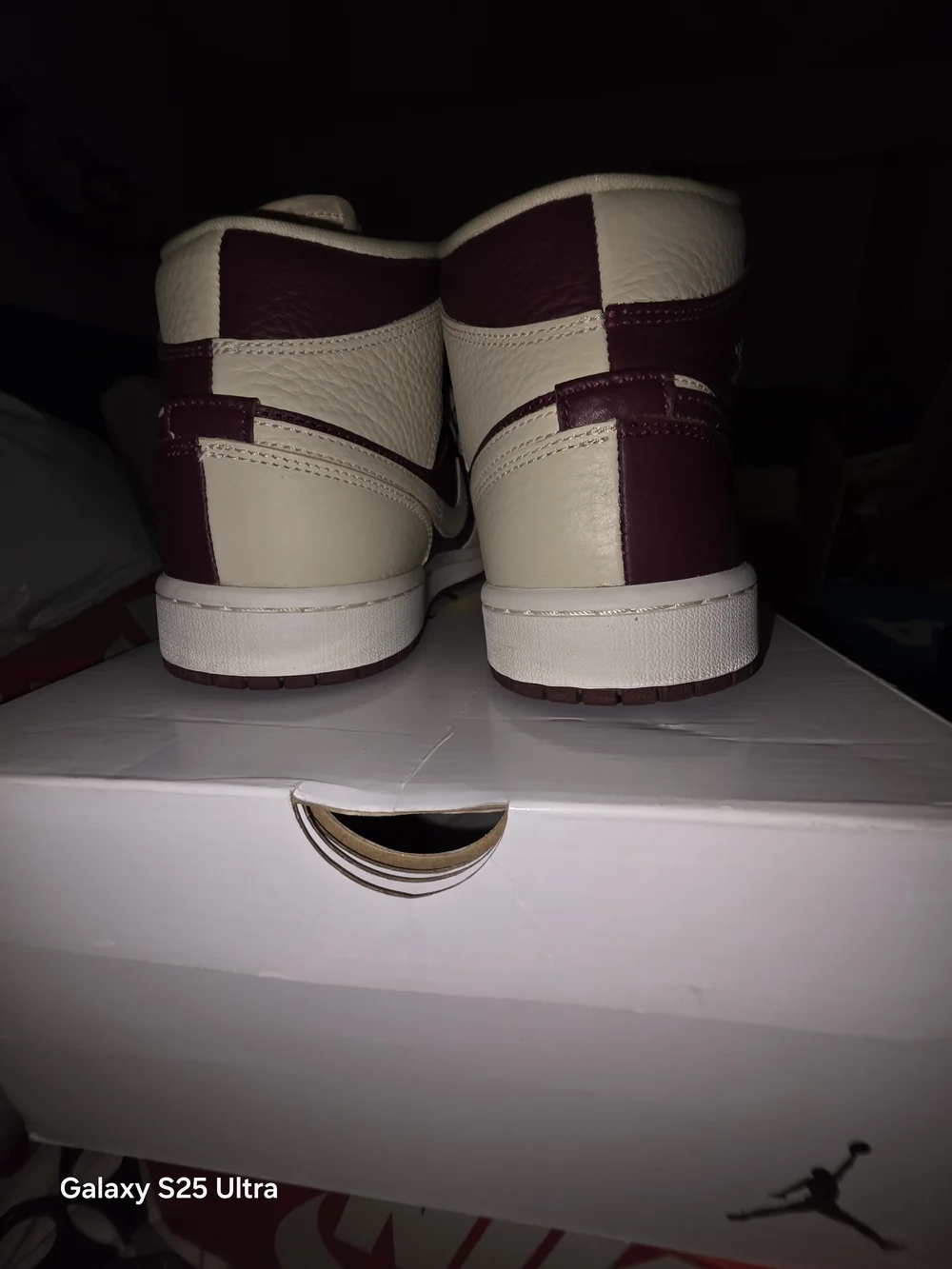 Wmns/Mens Air Jordan 1Mid SE Burgundy & Cream. New In Box 10.5M/12W. MFRP:$225